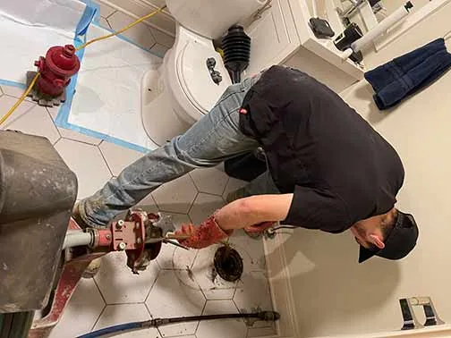 Débouchage canalisation Eure 27 : dans l'immeuble ou le commerce, attendre aggrave vite le refoulement